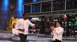 Frickson Erazo festeja la victoria de este reto en MasterChef Celebrity Ecuador.