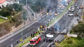 Moradores del sector cerraron la vía Quito Papallacta este miércoles 8 de abril del 2026.