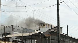 Una amplia nube de humo se levantó debido a un incendio estructural en una fábrica de café en Guayaquil.