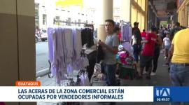 La falta de regulación y una economía estancada han provocado que el comercio informal aumente en las calles del centro de Guayaquil. Un reportaje de Camila Guevara