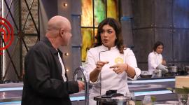 Josh Paredes explica su plato al chef Jorge Rausch en el reto de salvación de MasterChef Celebrity Ecuador.