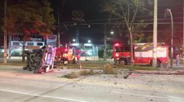 Un patrullero de la Policía Nacional se volcó en la intersección de la av. Amazonas y El Inca.