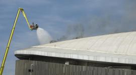 Bomberos apagan un incendio en el Velódromo del Parque Olímpico este miércoles, en Río de Janeiro (Brasil).