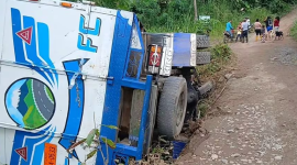 Camión cargado de combustible volcó junto al río Cócola en Quinindé