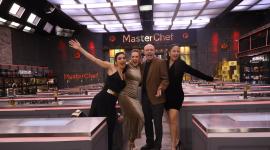 Virginia Limongi, presentadora, junto a los chefs Irene Gonzalez, Jorge Rausch y Cecilia Cedeño, en las cocinas de MasterChef Celebrity Ecuador.