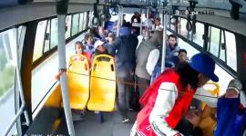 Hombres armados asaltaron a los pasajeros de un bus en la av. Simón Bolívar en Quito.