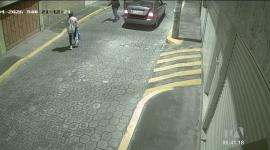 Sujetos armados robaron a una mujer en la puerta de su casa. Vecinos del sector piden a las autoridades agilidad en la respuesta del ECU 911 a emergencias. Un reportaje de Gustavo Jaramillo