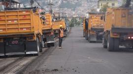 Se retoman las obras de asfaltado en Quito luego de más de un mes de paralización.