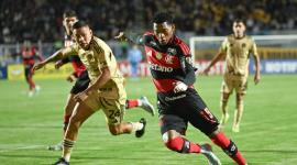 Gonzalo Plata (d) de Flamengo controla el balón este miércoles, en un partido de la fase de grupos de la Copa Libertadores entre Cusco y Flamengo en el estadio Inca Garcilaso de la Vega, en Cusco (Perú). EFE/ Paloma Del Solar