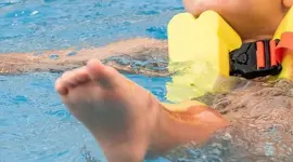 Imagen referencial de un niño en una piscina.