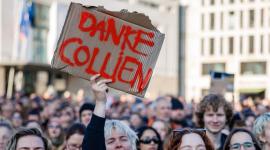 Una participante en la manifestación de apoyo a la actriz sostiene un cartel con el lema "Gracias, Collien", el 22 de marzo en Berlín.