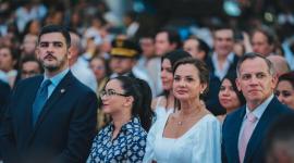 Aquiles Alvarez junto a Marcela Aguiñaga y Carlos Serrano en la sesión solemne por la independencia de Guayaquil, el 9 de octubre de 2024.