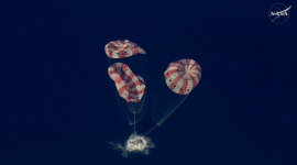 Los cuatro astronautas amerizaron en el océano Pacífico cpon ayuda de paracaídas.