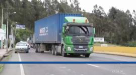 La decisión del gobierno colombiano surge como respuesta inmediata a la tasa de seguridad impuesta por Ecuador, agravando la crisis comercial. Un reportaje de Karen Haro