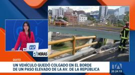 Un siniestro de tránsito en el norte de la capital movilizó a los cuerpos de emergencia tras quedar un automotor a punto de caer de un puente elevado.