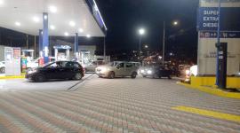 Largas filas de autos en gasolineras.