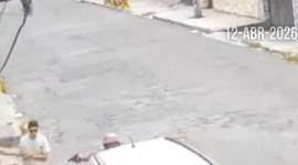 Víctima escapando de asaltantes.