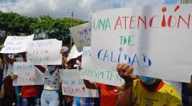 Imagen de protestas de usuarios del hospital Teodoro Maldonado Carbo, exempleados y pacientes catastróficos en 2023, quienes demandaban atención de calidad.