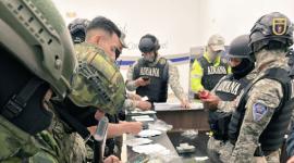 Personal militar revisó las encomiendas en la terminal terrestre de Carcelén, en el norte de Quito.