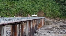 El dique permeable es una obra para frenar la erosión en el río Coca