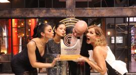 Virginia Limongi y los chefs Cecilia Cedeño, Jorge Rausch e Irene González con el trofeo de MasterChef Celebrity Ecuador.
