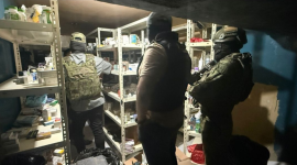 Momento de los allanamientos a las bodegas donde funcionaba un laboratorio de medicamentos falsos, en Guayaquil, el 10 de abril de 2026.