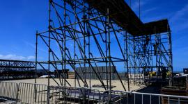 El escenario para el concierto de Shakira ya se instala en la playa de Copacabana.