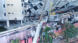 Toma panorámica del edificio Multicomercio tras el incendio del 19 de febrero de 2026.