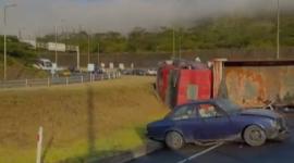 Un camión se volcó en la vía a Guayllabamba, la mañana de este martes 14 de abril del 2026.