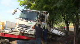 Un camión con 10 000 libras de camarón se volcó en la vía a la Costa, este martes 14 de abril de 2026.