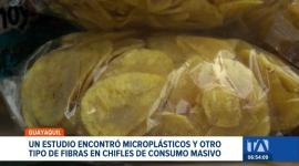 Una investigación académica detectó fibras plásticas en uno de los snacks más populares del país. Expertos solicitan a las autoridades  control sanitario. Un reportaje de Jazmín Solís