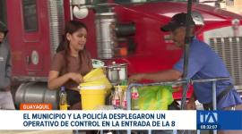 En una acción conjunta entre Policía y Municipio de Guayaquil se intervino el sector de la entrada de la 8 para ordenar el comercio formal e informal. Un reportaje de Paula Kuhn