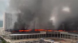 El incidente ocurre en una de las principales instalaciones de la compañía, mientras autoridades investigan las causas del incendio.