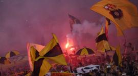 Hinchas de Barcelona SC llevaron banderas y bengalas en los graderíos del estadio Banco Pichincha durante un partido.