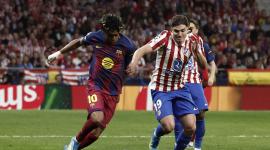 MADRID, 14/04/2026.- El delantero del Barcelona Lamine Yamal (i) trata de escapar de Julián Álvarez, del Atlético, durante el partido de vuelta de cuartos de final de Liga de Campeones que Atlético de Madrid y FC Barcelona disputan este martes en el estadio Metropolitano. EFE/Sergio Pérez