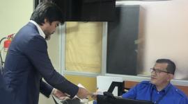 El aspirante a la Fiscalía General del Estado, José de la Gasca, ingresa un oficio en las oficinas del Consejo de Participación Ciudadana y Control Social, en Guayaquil.