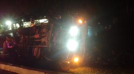 Un camión con carga de camarón se volcó en el km. 13,5 de la vía a la Costa, en Guayaquil.