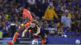 Santiago Ascacibar (d) de Boca disputa el balón con Gustavo Vallecilla de Barcelona este martes, en un partido de la fase de grupos de la Copa Libertadores entre Boca Juniors y Barcelona SC en el estadio La Bombonera en Buenos Aires (Argentina). EFE/ Juan Ignacio Roncoroni