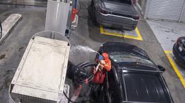 Despachador enfrenta a asaltante con combustible en Quito