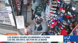 Pese a los operativos policiales, los robos siguen en la Bahía de Guayaquil. Nuevos videos exponen las modalidades de robo. Un reportaje de Camila Guevara