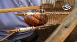 En Guangopolo, una antigua técnica artesanal convirtió la crin de caballo en cedazos tejidos a mano. Durante generaciones, este oficio pasó de padres a hijos y se volvió parte de la identidad de la parroquia.  La historia detrás de un utensilio cotidiano y por qué hoy quedan pocos artesanos capaces de mantener viva esta tradición.