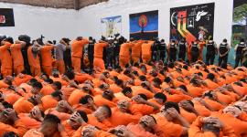 Con la ayuda de Policía y FF.AA. fueron trasladados 300 presos a la cárcel de Turi, en Cuenca.