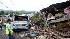 Operarios junto a los restos de un edificio en Pedernales, el 17 de abril de 2016