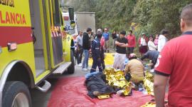 Un bus de pasajeros se volcó y se incendió en la vía Cuenca - Molleturo.