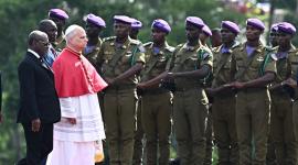 El Papa León XIV fue recibido por las autoridades a su llegada al Aeropuerto Internacional de Yaundé-Nsimalen, en Yaundé, Camerún