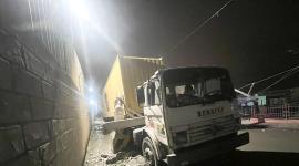 Un vehículo de carga pesada se impactó contra un poste y dejó sin luz a varios sectores de Guayaquil