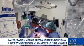 La Federación Médica denuncia recortes presupuestarios que dejarían fuera a cientos de especialistas este mes; expertos exigen reorganizar el personal en lugar de desvincularlo.