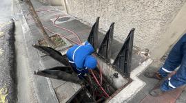 Personal de CNEL repara fallas en cableado subterráneo en el sector de Los Ceibos, oeste de Guayaquil.