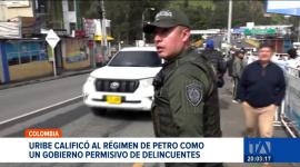 El expresidente colombiano y la candidata presidencial se movilizaron hasta el puente de Rumichaca; el encuentro político marca el inicio de una estrategia electoral basada en la tensión con Ecuador.