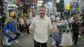 Christian Norris recorre el Mercado de Tepito, en CDMX, durante el primer capítulo de Destino Mundial.